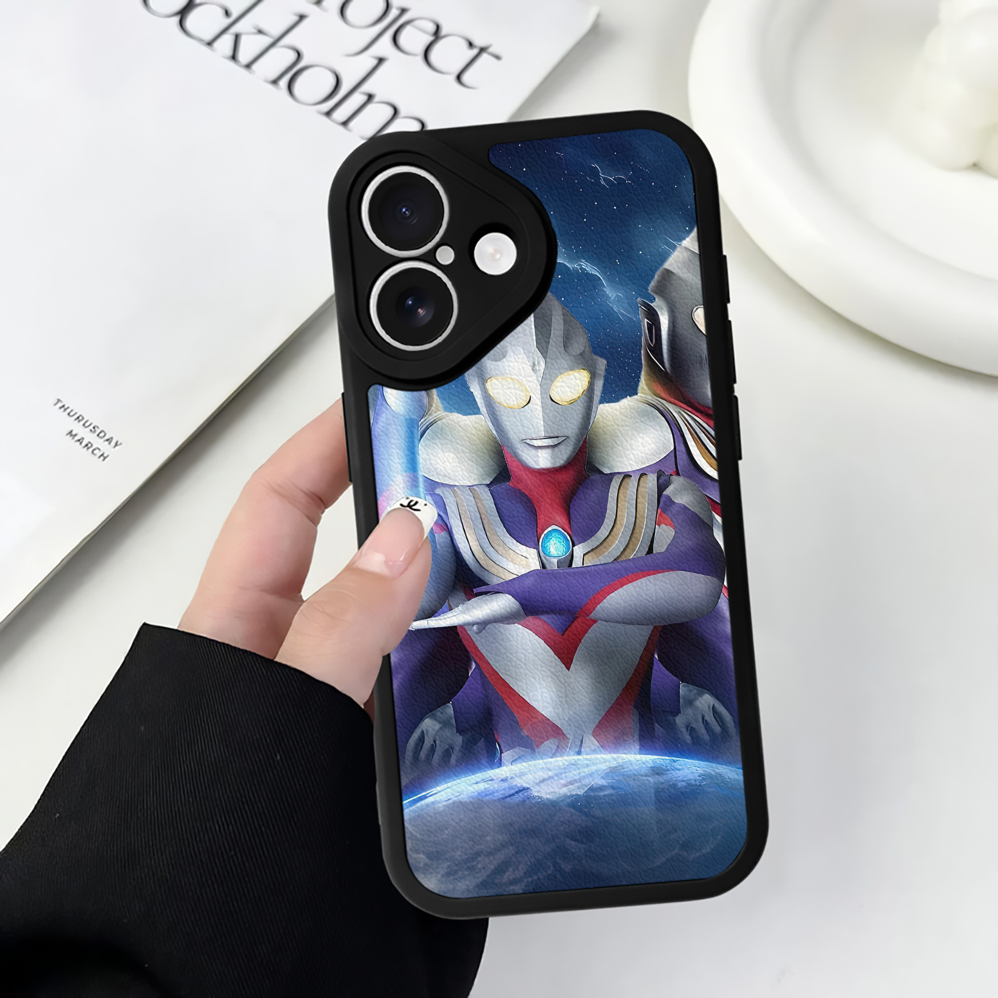 （画像用） ウルトラマン Ultraman 【iPhone 16シリーズ対応】シリコンスマホケース（レザー調） 材質：シリコン